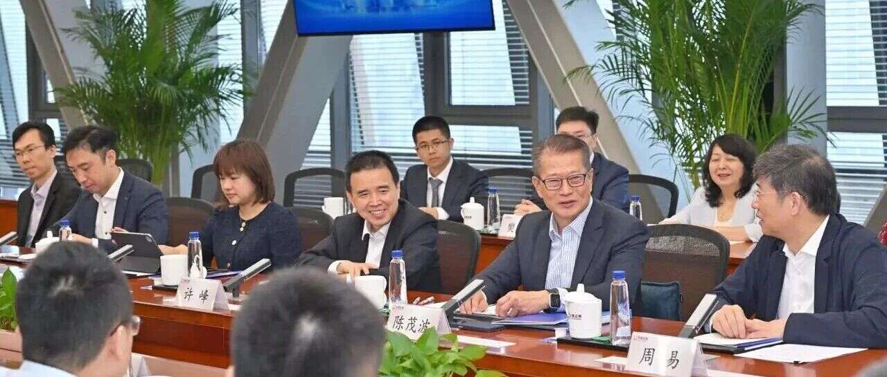 Direct Drive Tech was invited to a symposium for technology enterprises, where founder Zhang Di briefed Financial Secretary Paul Chan on the company's strategic roadmap for embodied AI.