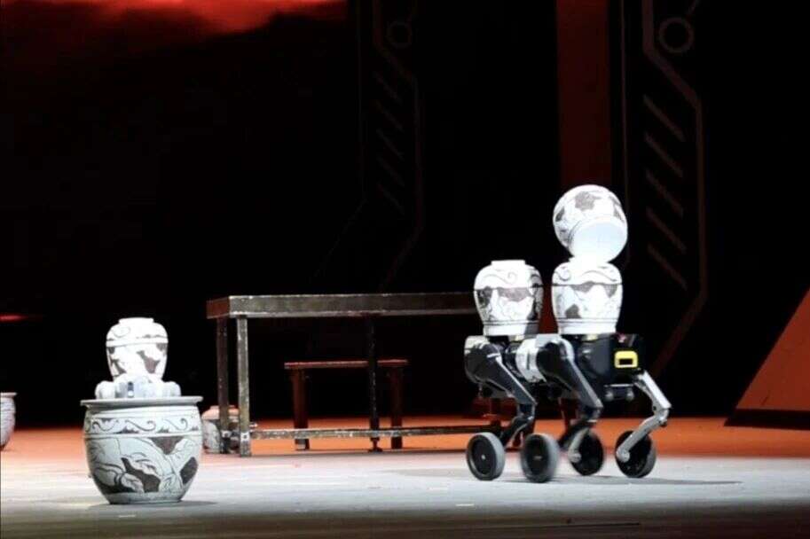We're here for the Shandong Robot Spring Festival Gala! Direct Drive Tech’s D1 takes the stage, unlocking ultimate flexibility through modular design and swarm control technology.